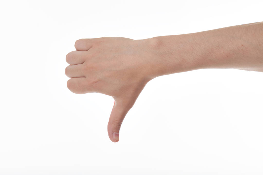 Мужская рука показывает палец вниз в изоляции. Показываю жест опущения большого пальца. Изолированный на белом фоне. Нелюбовь
 - Фото, изображение