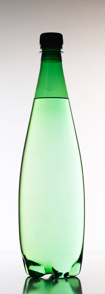 Пластиковая бутылка воды на белом фоне
 - Фото, изображение
