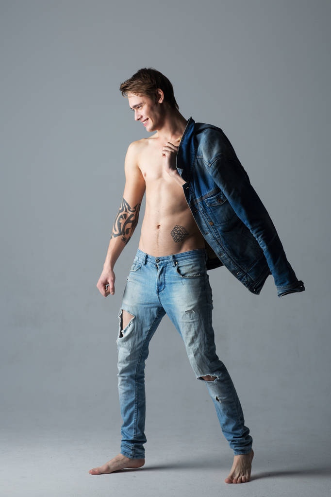 Modelo masculino anúncio comercial atirar no estúdio
 - Foto, Imagem