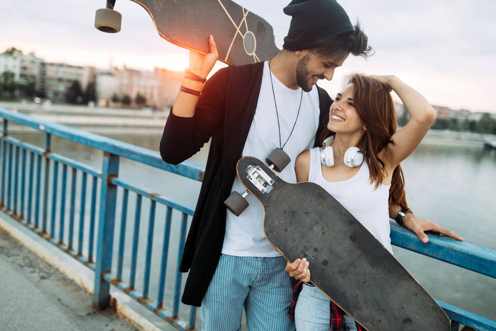 attraktives Paar mit Skateboards - Foto, Bild