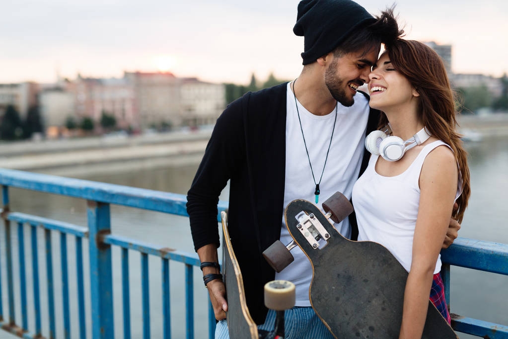  coppia attraente che trasporta skateboard
 - Foto, immagini