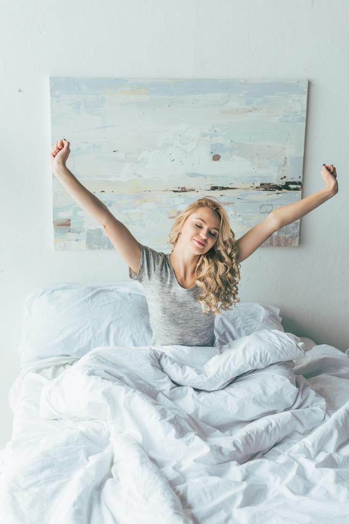 Yatakta genç bir kadın - Fotoğraf, Görsel