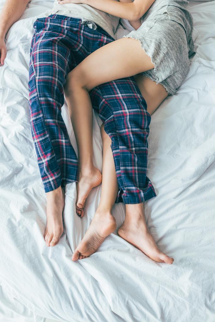 Giovane coppia a letto - Foto, immagini