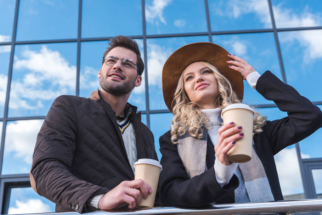 elegantní pár s kávou jít - Fotografie, Obrázek