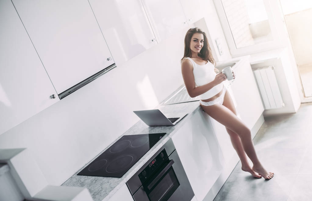 Donna sexy in cucina
 - Foto, immagini