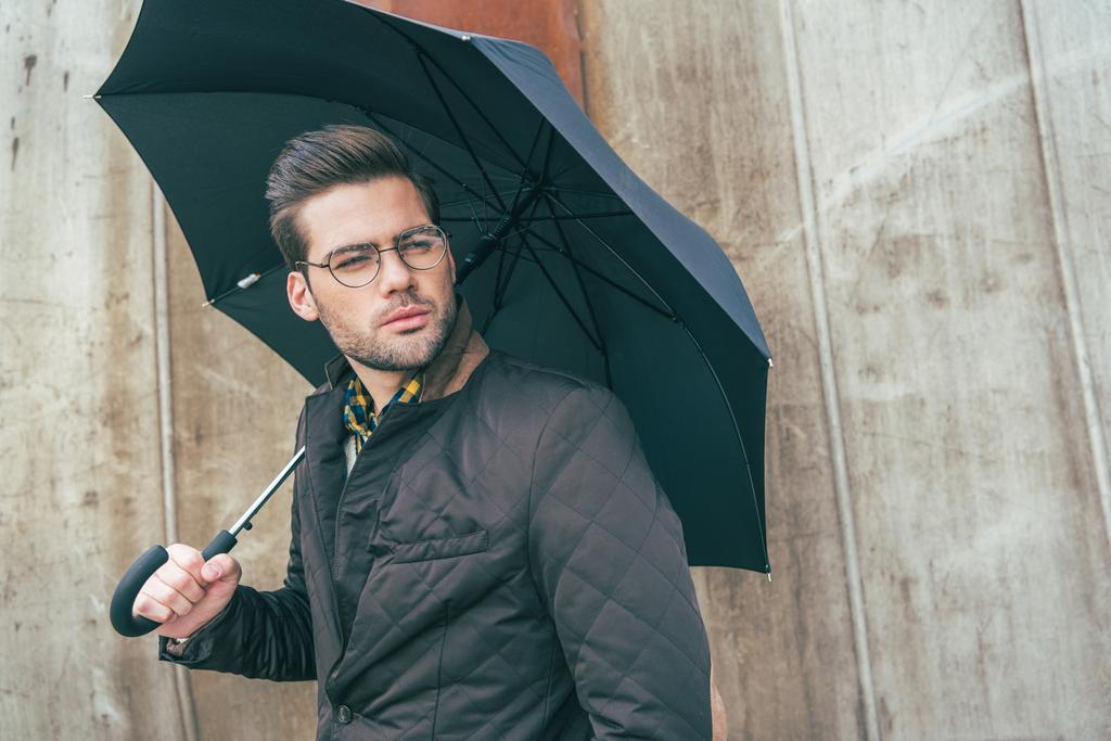 Jongeman met paraplu - Foto, afbeelding