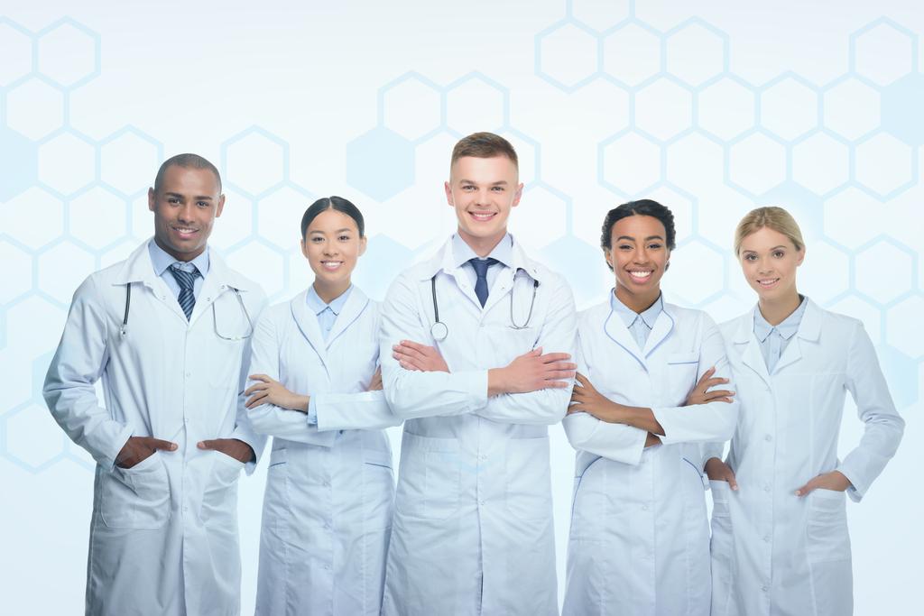 medici multietnici con braccia incrociate
 - Foto, immagini