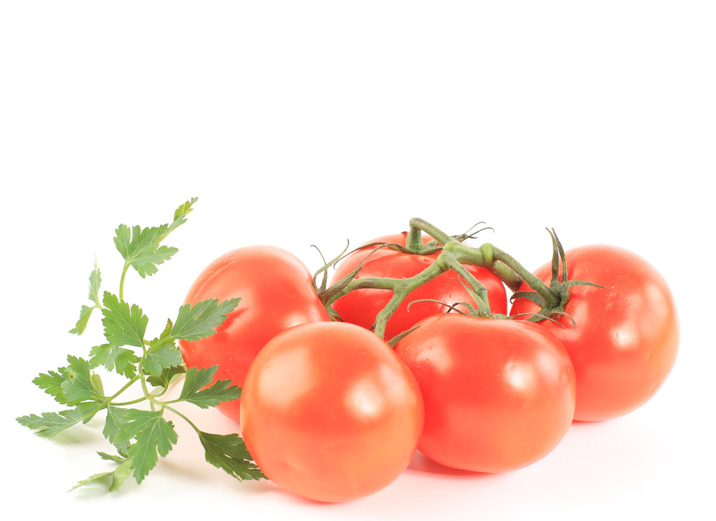 Las verduras de tomate y el perejil dejan bodegones aislados en el blanco
 - Foto, imagen