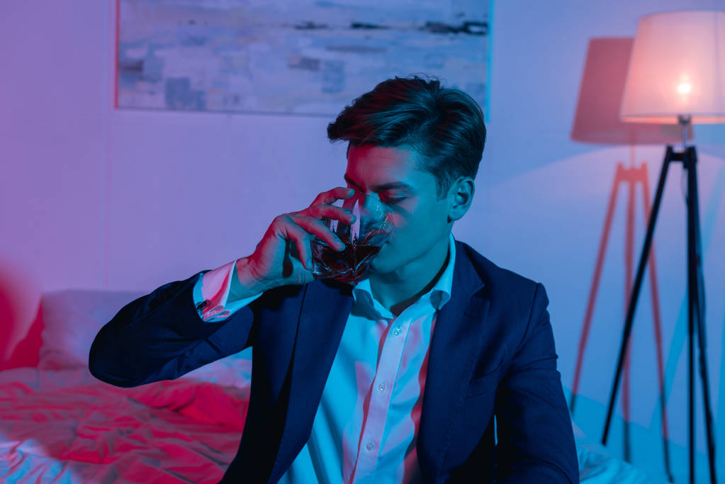 Бизнесмен пьет виски
 - Фото, изображение