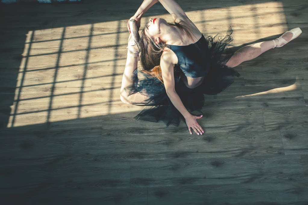 Молодая красивая балерина позирует в винтажной студии
 - Фото, изображение