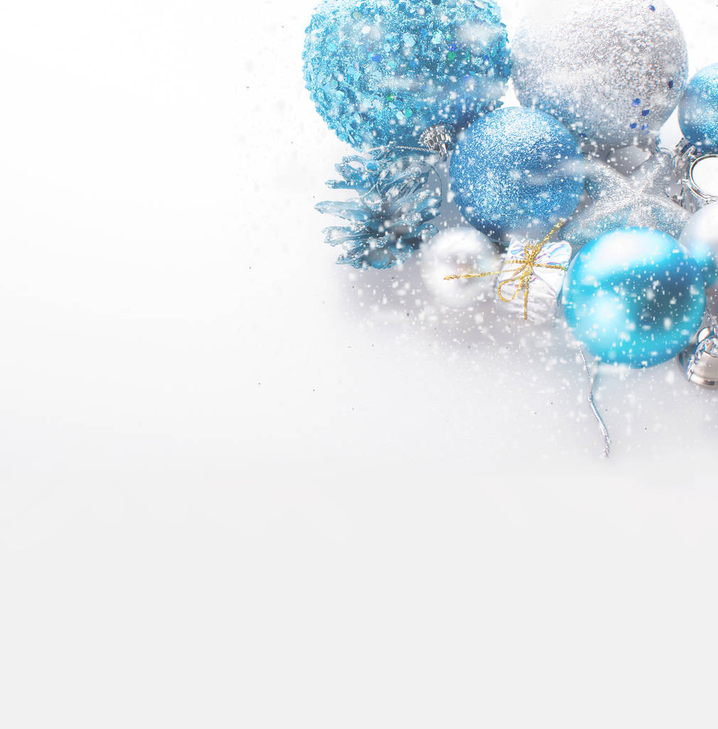 Blauwe en zilveren kerstballen, geschenken. - Foto, afbeelding