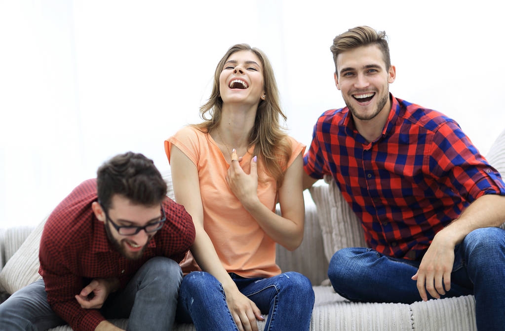 ομάδα νέων ανθρώπων, γελώντας και κάθεται στον καναπέ - Φωτογραφία, εικόνα