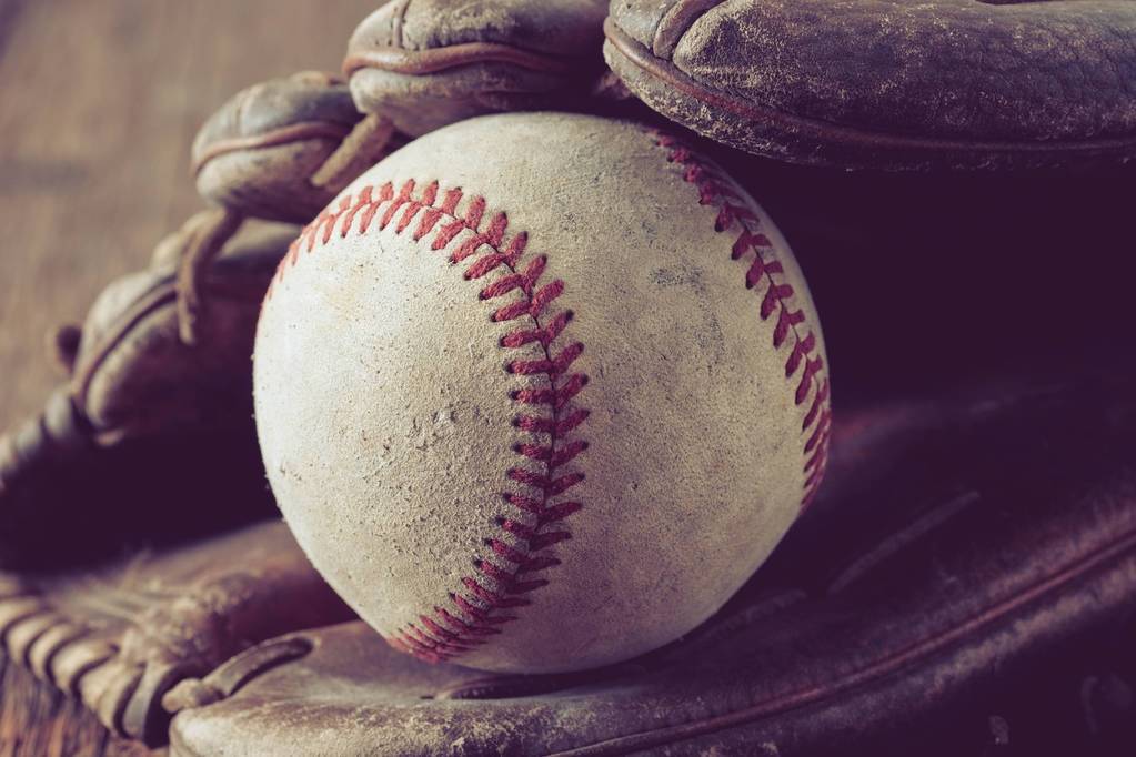 beisebol velho no fundo de madeira com efeito de filtro retro vintage
 - Foto, Imagem