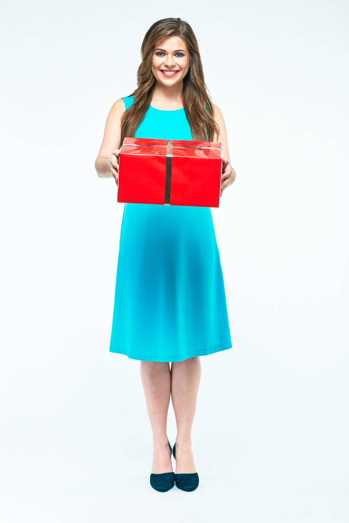  молода жінка в блакитній сукні з червоною подарунковою коробкою
  - Фото, зображення
