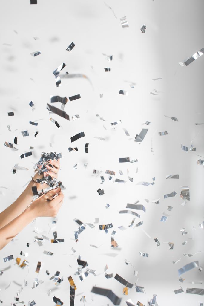 žena chytání padajících konfet - Fotografie, Obrázek