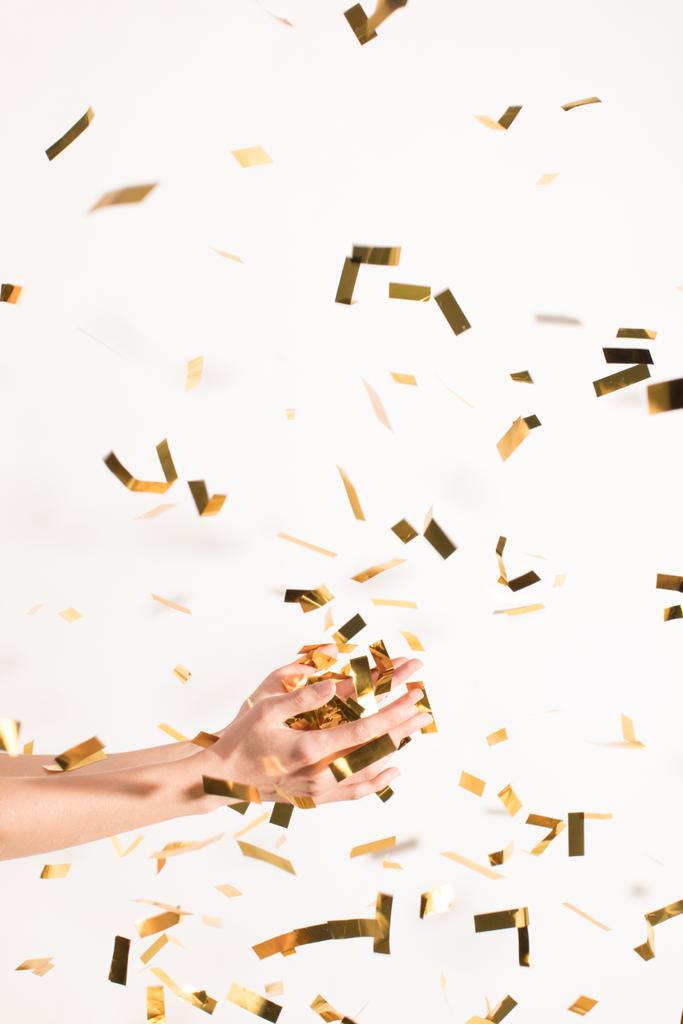 nő gyönyörködtető csökkenő konfetti - Fotó, kép
