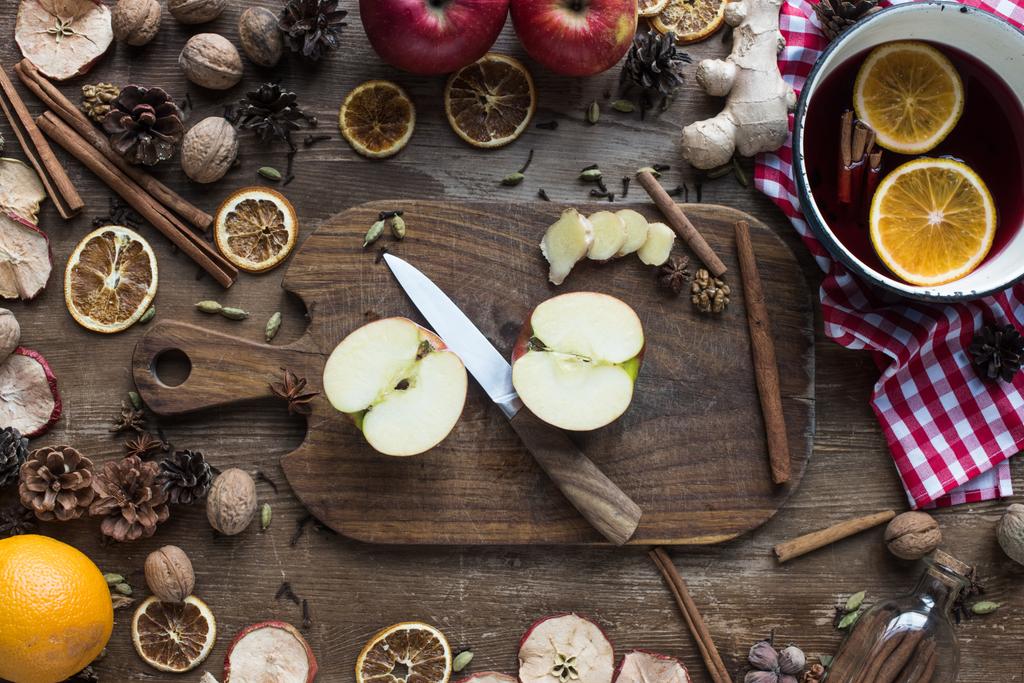 mela tagliata e coltello su tavola di legno
  - Foto, immagini