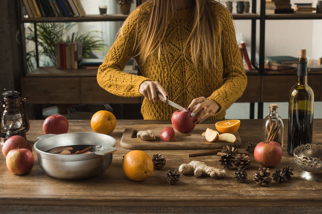 femme coupe des pommes pour le vin chaud
 - Photo, image