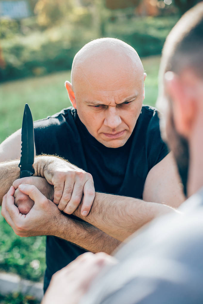 Kapap istruttore dimostra arti marziali coltello di autodifesa a
 - Foto, immagini