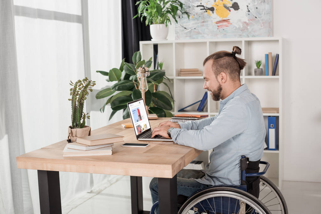 Инвалид с помощью ноутбука - Фото, изображение