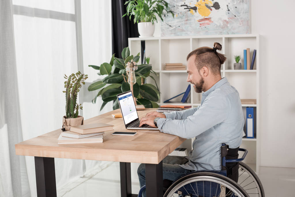 Homme handicapé utilisant un ordinateur portable - Photo, image