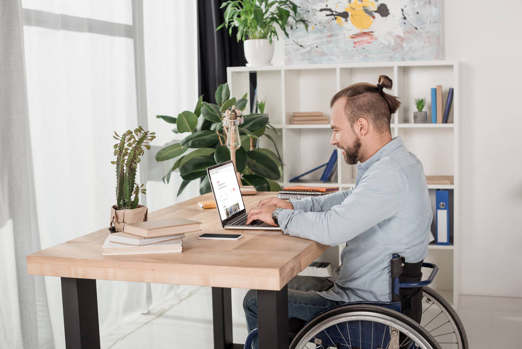 Hombre discapacitado usando portátil - Foto, imagen