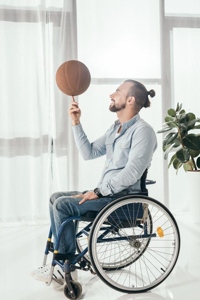 niepełnosprawny mężczyzna przędzenia piłkę do koszykówki - Zdjęcie, obraz