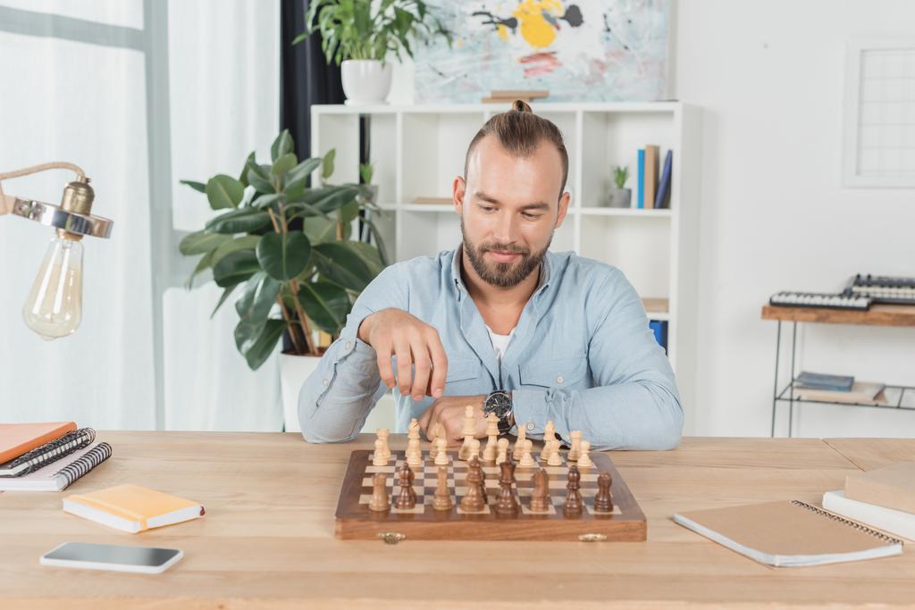 Hombre jugando ajedrez consigo mismo
 - Foto, imagen