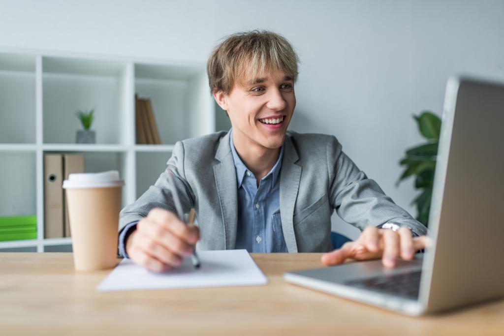 usmívající se podnikatel pracující na notebooku - Fotografie, Obrázek