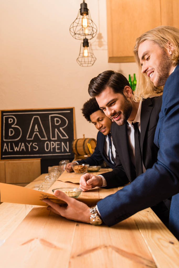 hommes d'affaires avec menu dans le bar
 - Photo, image