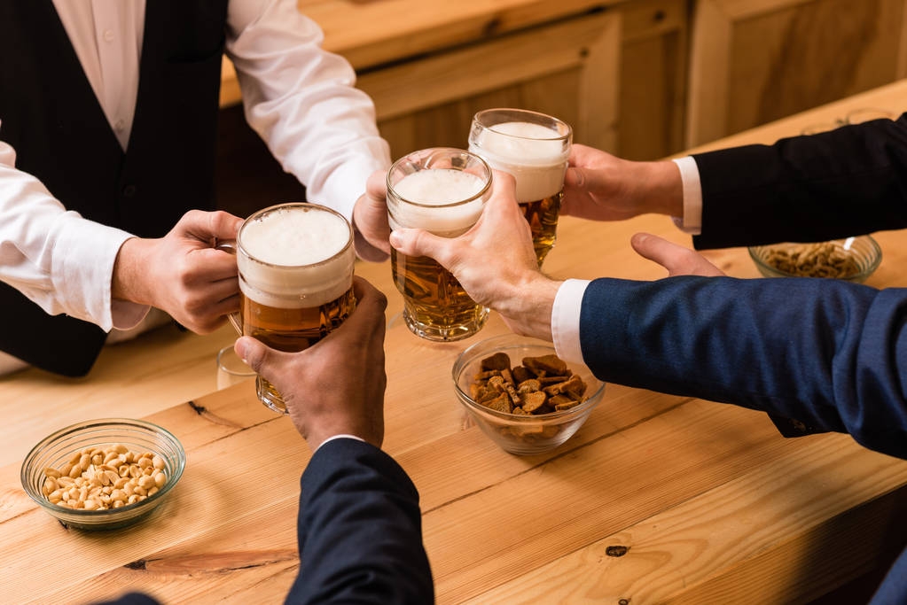 Liikemiehet juomassa olutta
  - Valokuva, kuva
