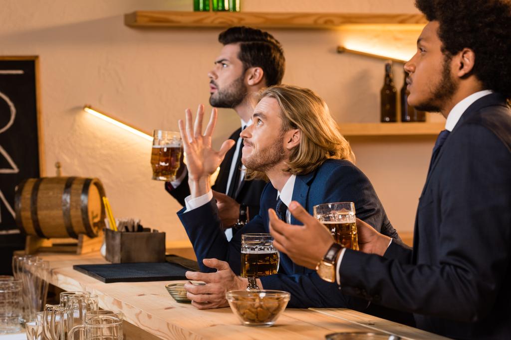 az üzletemberek sört és néz mérkőzést - Fotó, kép