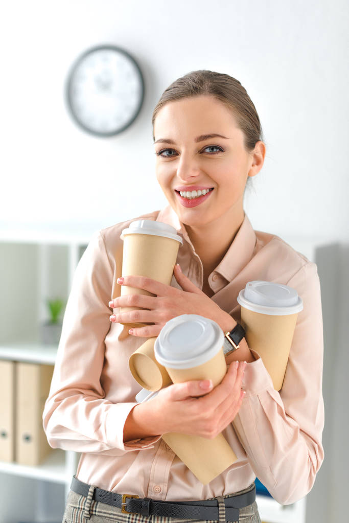 usmívající se žena s šálky s kávou  - Fotografie, Obrázek