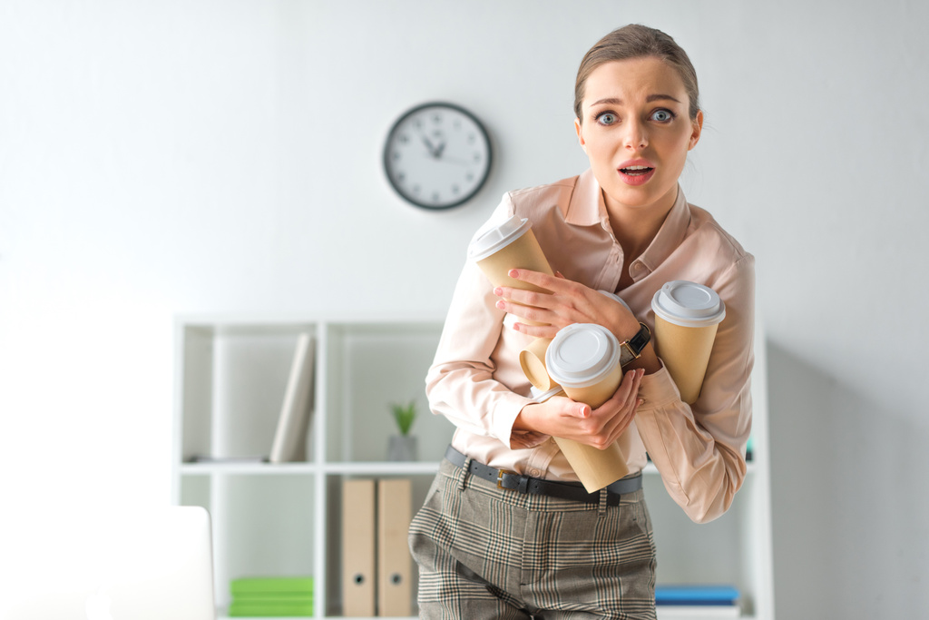 mujer asustada con tazas de café
 - Foto, imagen