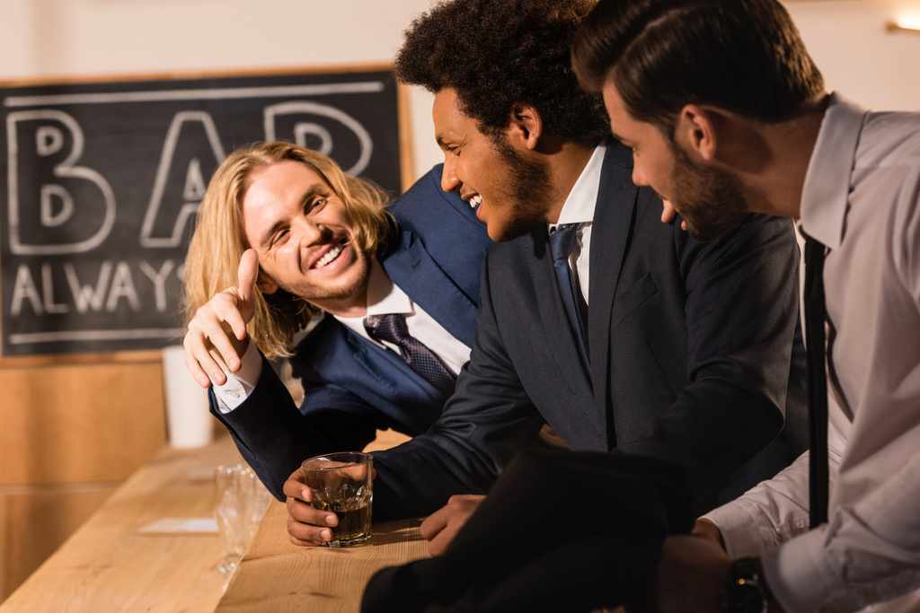 hombres de negocios bebiendo whisky en el bar
 - Foto, Imagen