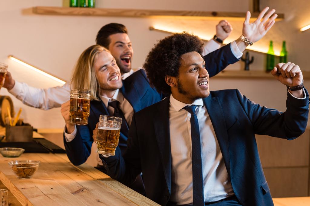 hombres de negocios viendo partido de fútbol en el bar
 - Foto, Imagen