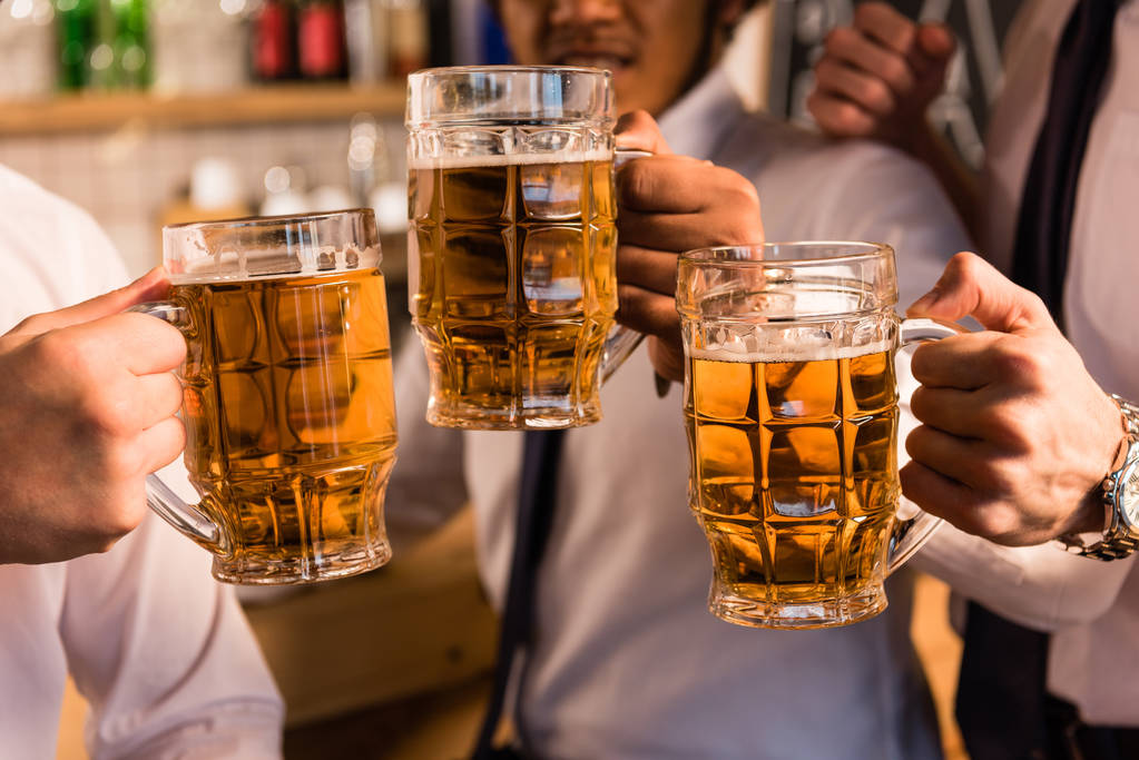 podnikatelé, pití piva v barech - Fotografie, Obrázek
