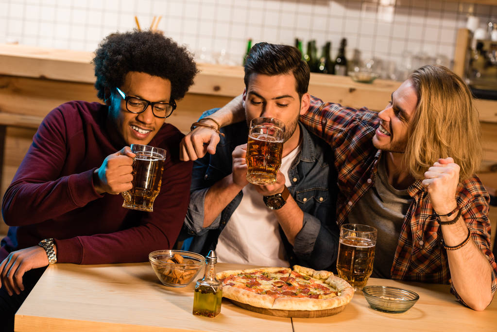 amigos com pizza e cerveja no bar
 - Foto, Imagem