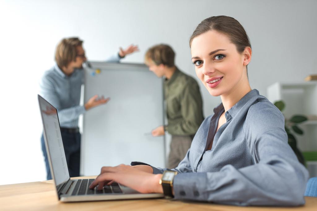 Empresaria trabajando en laptop   - Foto, Imagen