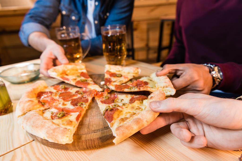 muži jíst pizzu  - Fotografie, Obrázek