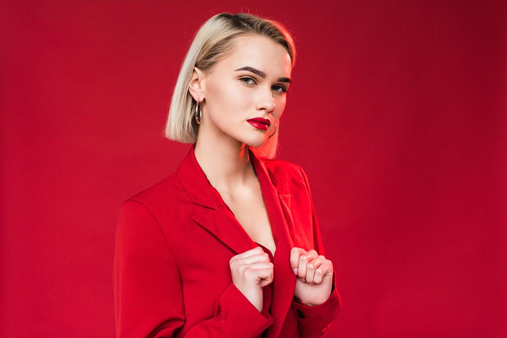 Elegante ragazza in posa in giacca rossa
 - Foto, immagini