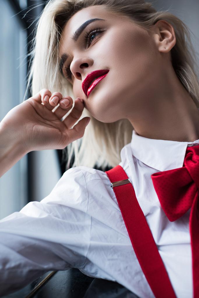 blondes Mädchen mit rotem Lippenstift  - Foto, Bild
