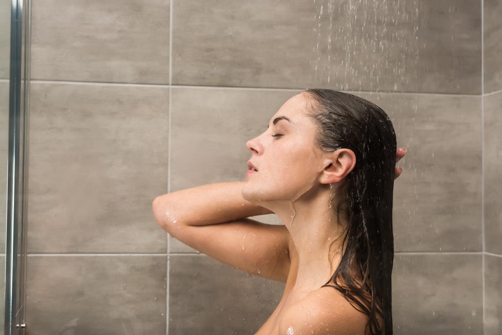 Vrouw nemen douche - Foto, afbeelding