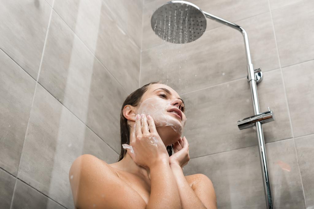 Mädchen waschen Gesicht  - Foto, Bild