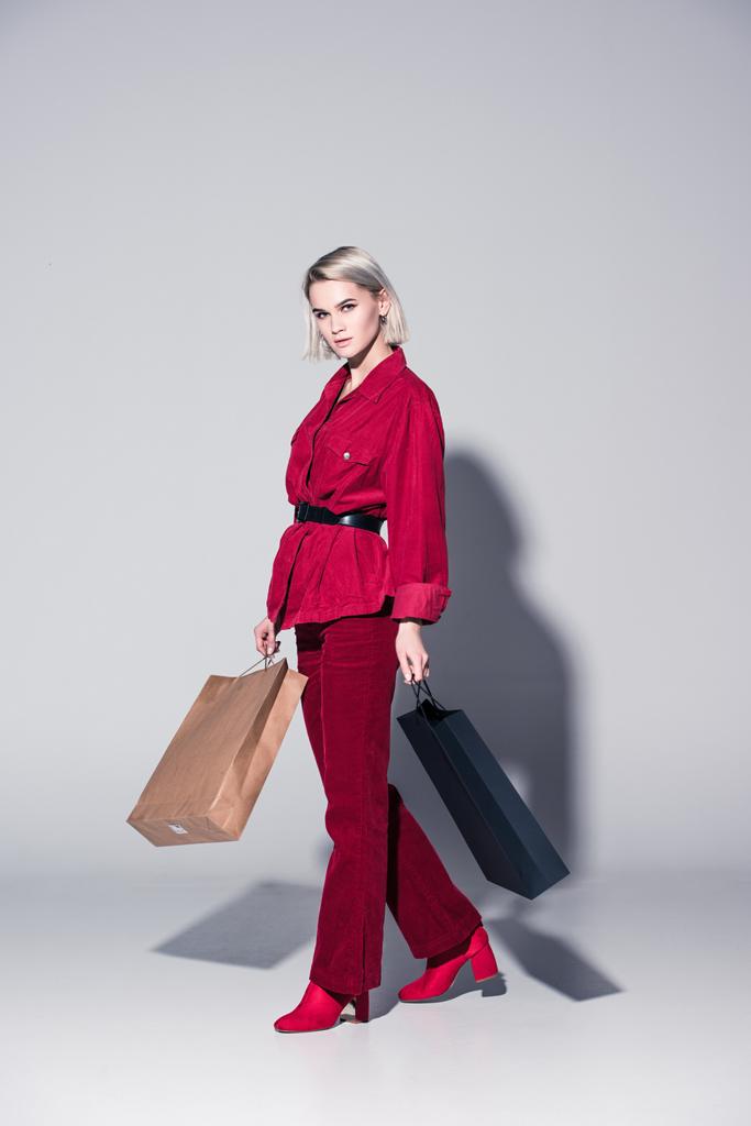 moda alışveriş çantası kızla - Fotoğraf, Görsel