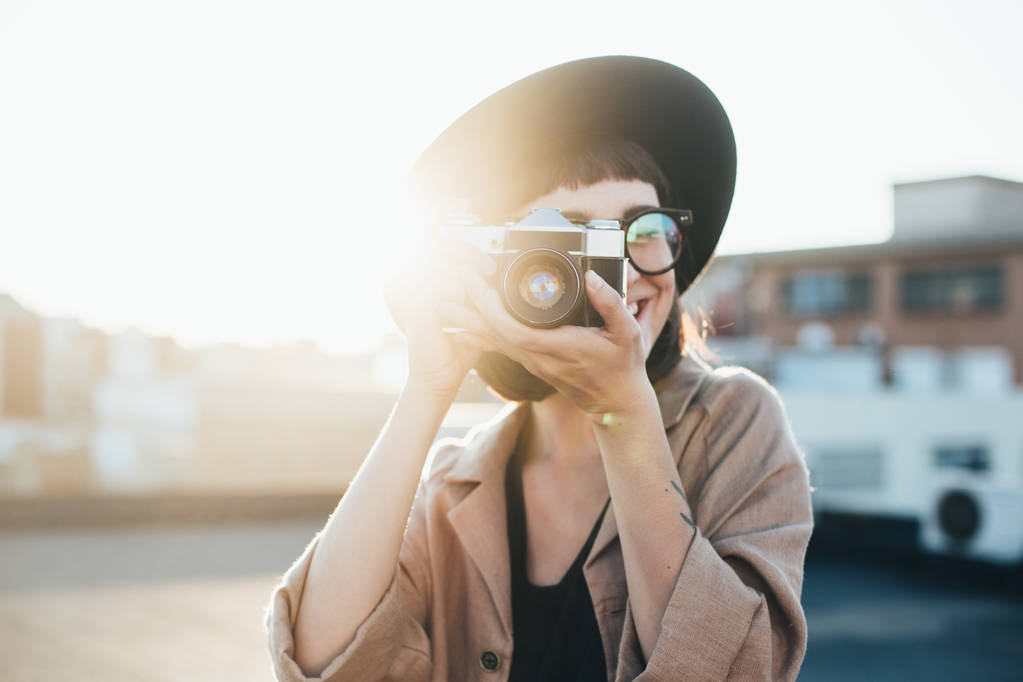 hipster nainen kameran kanssa
 - Valokuva, kuva