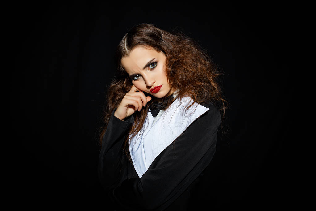 Model v černé stylové šaty s červenou rtěnku - Fotografie, Obrázek
