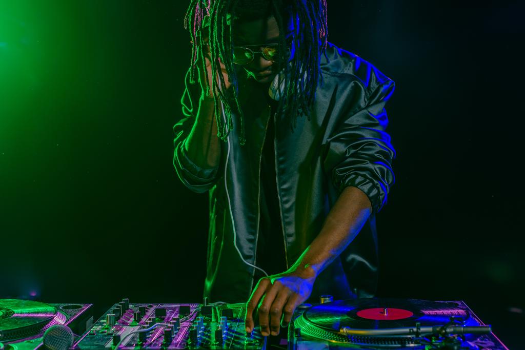 Professioneller DJ mit Soundmixer - Foto, Bild