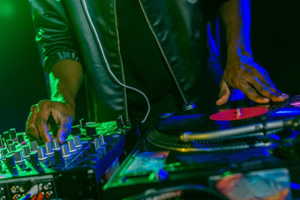 DJ con mezclador de sonido y vinilo
  - Foto, imagen