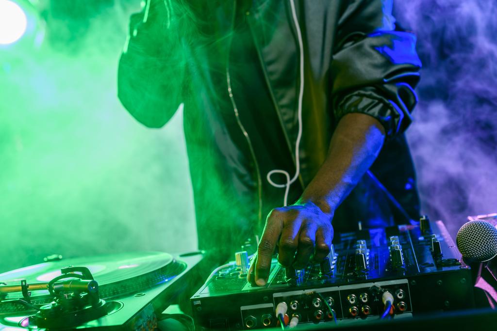 DJ met sound mixer op concert - Foto, afbeelding
